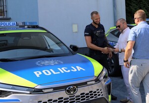 Przekazanie radiowozów Hyundai i Toyoty Burmistrz Kęt i jego zastępca przekazują kluczyki policjantowi z Kęt