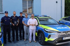 Przekazanie radiowozów Hyundai i Toyoty wspólne zdjęcie policjantów KP Kęty i burmistrza i zastępcy