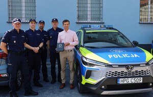 Przekazanie radiowozów Hyundai i Toyoty wspólne zdjęcie przedstawicieli Policji z zastępcą burmistrza gminy Brzeszcze