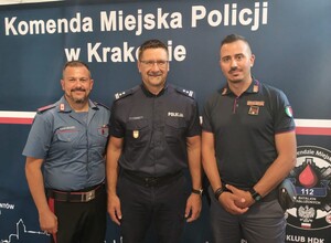 dwóch włoskich policjantów na wspólnym zdjęciu z Zastępcą Komendanta Miejskiego Policji w Krakowie