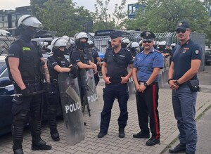 dwóch włoskich policjantów oraz polscy funkcjonariusze na wspólnym zdjęciu podczas zadań związanych z zabezpieczeniem meczu piłki nożnej