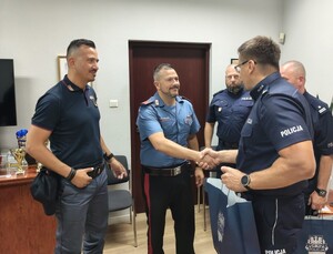Zastępca Komendanta Miejskiego Policji w Krakowie dziękuje w gabinecie włoskim policjantom za wspólne służby na terenie miasta