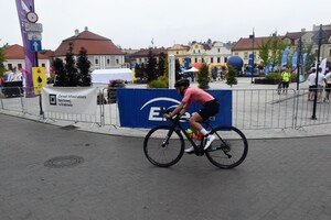 zawodnik na rowerze w Krakowie