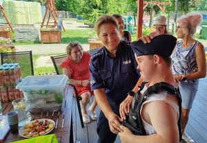 Spotkanie z podopiecznymi Promyka  podopieczni przymierzają akcesoria policyjne