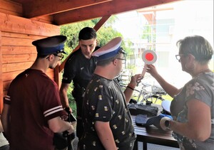 Spotkanie z podopiecznymi Promyka podopieczni oglądają policyjny sprzęt
