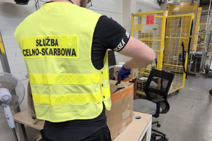 służba celno-skarbowa otwiera paczkę