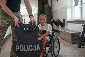 Aleksander i tarczą balistyczną (kuloodporną) używana przeaz kontrterrorystów.