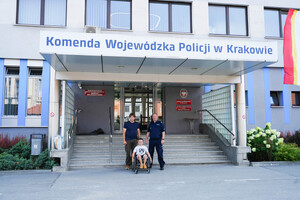 Aleksander oraz zastępca naczelnika wydziału prewencji przed wejściem do komendy wojewódzkiej policji w krakowie
