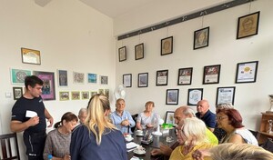 policjanci rozdają ulotki seniorom