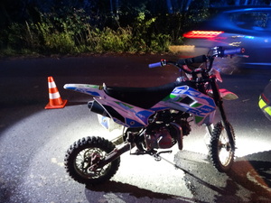 stojący motocykl typu cross
