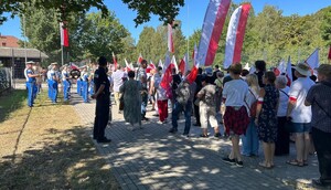 uczestnicy procesji wchodzą na teren KL Auschwitz
