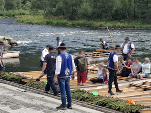 policjanci sprawdzają trzeźwość flisaków