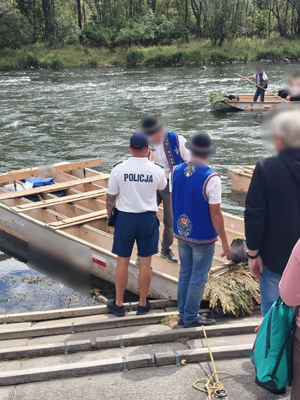 policjanci sprawdzają trzeźwośc flisaków