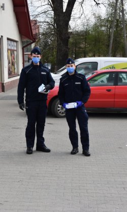 policjanci z Gdowa rozdają maseczki