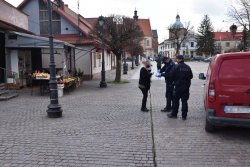Policjanci z KP Niepołomice rozdają maseczki