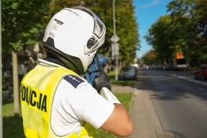 Policjant trzymający ręczny miernik prędkości