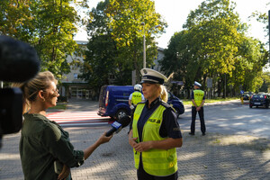 Policjantka udziela wywiadu dla TVP 3 Kraków