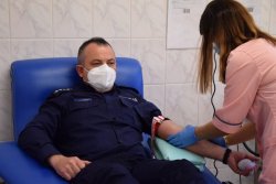 policjant RRD oddaje krew
