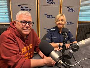 Policjantka wraz z redaktorem w studiu Radia Kraków