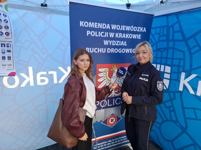 policjantka pod namiotem z radiową reporterką