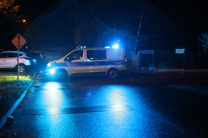 radiowóz ruchu drogowego blokuje drogę