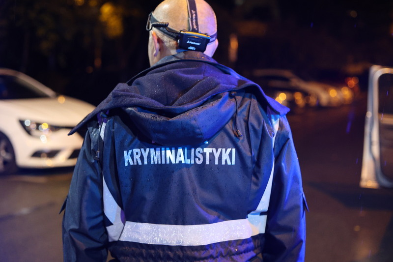 technik kryminalistyki zza pleców