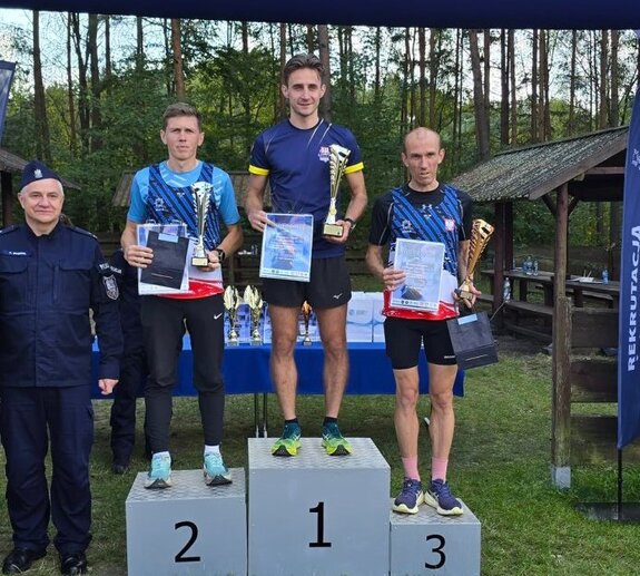 podium biegu, sierż. H. Warzecha na 1. miejscu