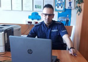 policjant przy laptopie