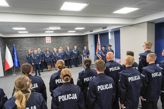 Ślubujący policjanci oraz Kadra kierownicza Komendy Wojewódzkiej Policji w Krakowie