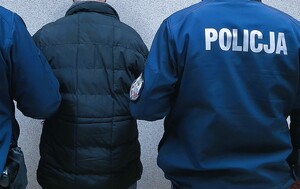 policjanci z zatrzymanym 2