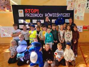 policjantki z uczniami na pamiatkowej fotografii
