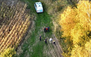 widok z drona  policjanci prowadzą zatrzymanego