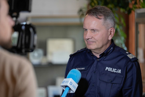 komendant Bednarek udziela wywiadu