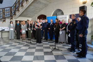 zgromadzeni urzędnicy na briefingu