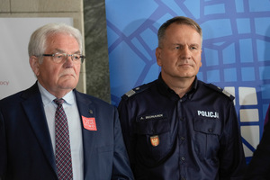 komendant Bednarek na briefingu