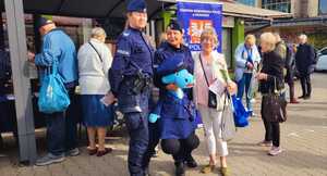 policjantki z seniorką podczas akcji profilaktycznej