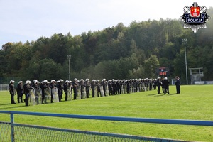 policjanci npp stojący na stadionie piłkarskim