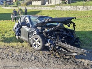 auto ze zmiażdżoną maską