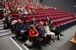 Uczestnicy konferencji - starosta, pani burmistrz, policjanci oraz uczniowie