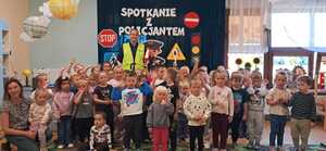 policjant podczas spotkania z przedszkolakami