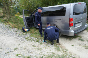 ćwiczenia w terenie - policjanci udzielają pierwszej pomocy