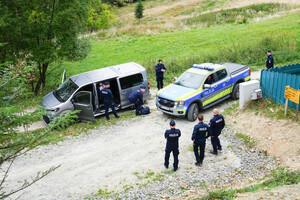 ćwiczenia w terenie - policjanci udzielają pierwszej pomocy