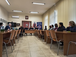 I Zastępca Komendanta Powiatowego Policji w Bochni, umundurowani policjanci oraz dyrektorzy szkół podczas spotkania w jednostce