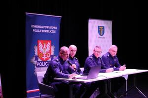 Policjanci prowadzący spotkanie w Mediatece