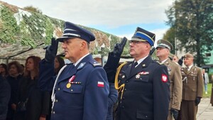 I zastępca komendanta i przedstawiciele służb mundurowych oddają honory - fot. ZS nr 2 w NS