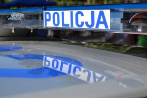napis Policja na sygnalach radiowozu