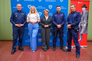 umundurowani policjanci w gminnym centrum kultury w wierzchosławicach