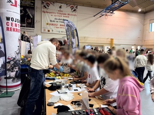 Dzieci podczas wykonywania zadania
