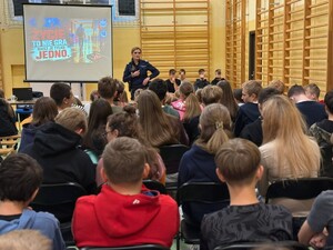sierż. szt. Paulina Róg podczas spotkania z uczniami w Pcimiu