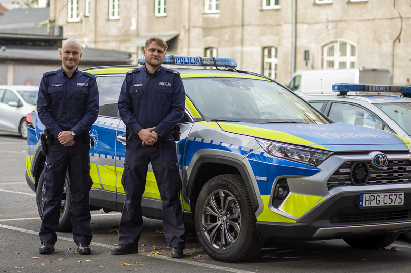 policjanci którzy ratowali pacjentów przed radiwowozem